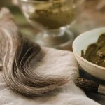 Coloration végétale cheveux blancs : mèche poivre et sel, pâte de plantes tinctoriales et pinceau