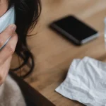 Mal de tête côté gauche signification : compresse froide sur le visage