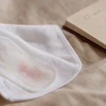 Ménopause et pertes rosées : trace rosée sur protection hygiénique