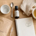 Rhume et huiles essentielles : eucalyptus radié en gouttes et tisane chaude