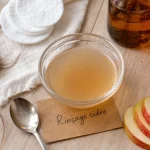 Vinaigre de cidre et cheveux : bol de rinçage sur table, brillance et cuir chevelu apaisé