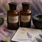 Huiles essentielles lavandin et lavande fine, flacons et lavande
