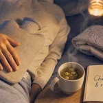Règles douloureuses remèdes naturels : bouillotte et tisane fumante