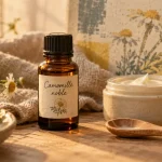 Huiles essentielles camomille romaine : bouteille sur plateau bois et camomille
