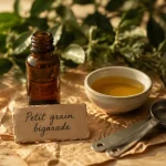Flacon d’huiles essentielles petit grain bigarade sur table en bois, pour calme et sommeil